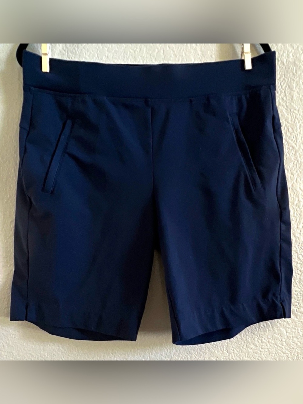 Athleta Modern Metro Commute Travel Yoga Fitness Navy Shorts Size M